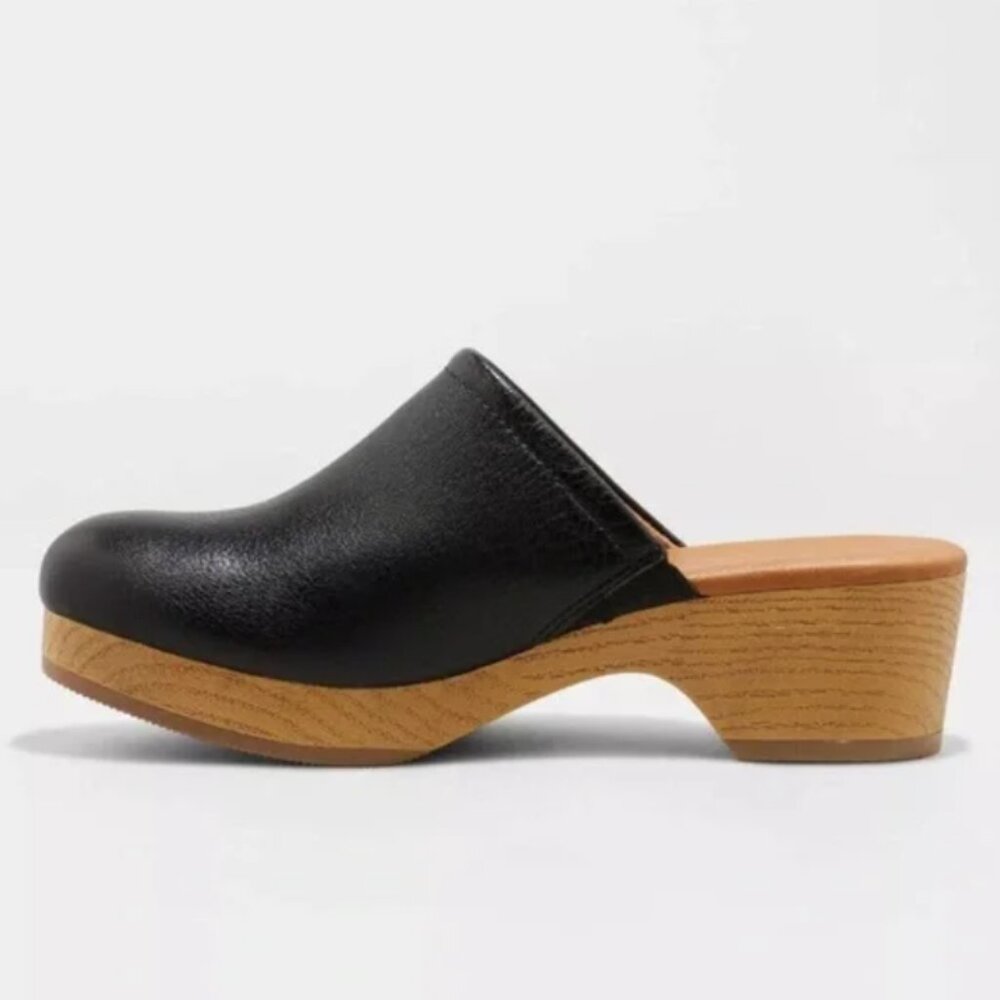 Universal Thread Magnolia Black Clogs
